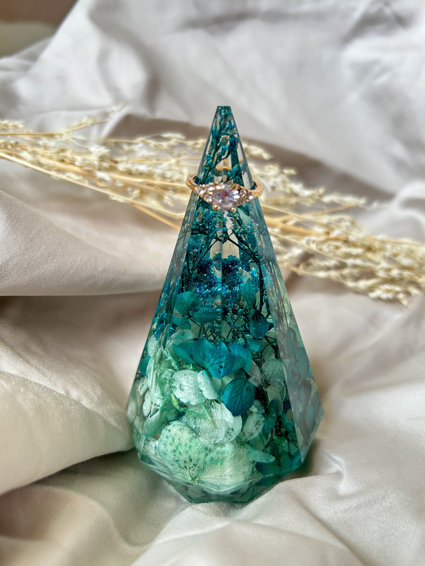 Blue Flowers Crystal Ring Tree