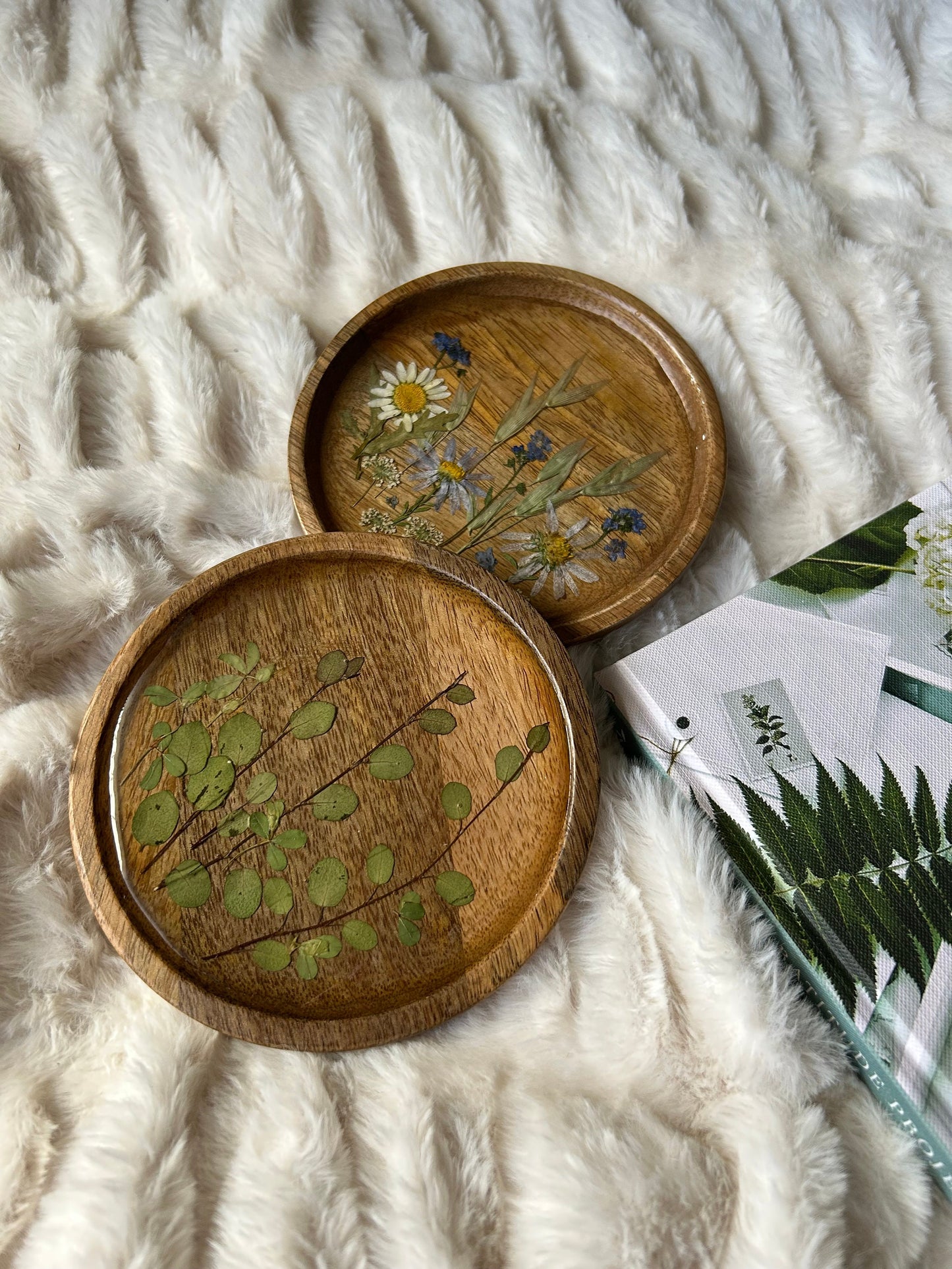 Handmade wood green dried flower display tray platter epoxy resin round dish jewelry ring dish botanical nature trinket holder decor gift