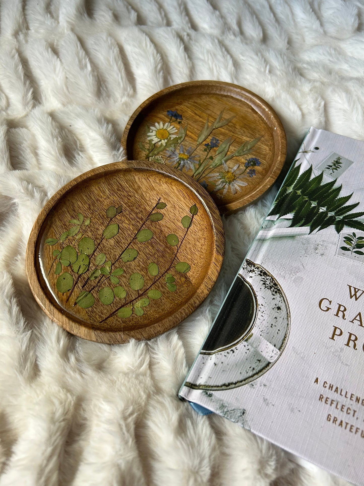 Handmade wood green dried flower display tray platter epoxy resin round dish jewelry ring dish botanical nature trinket holder decor gift