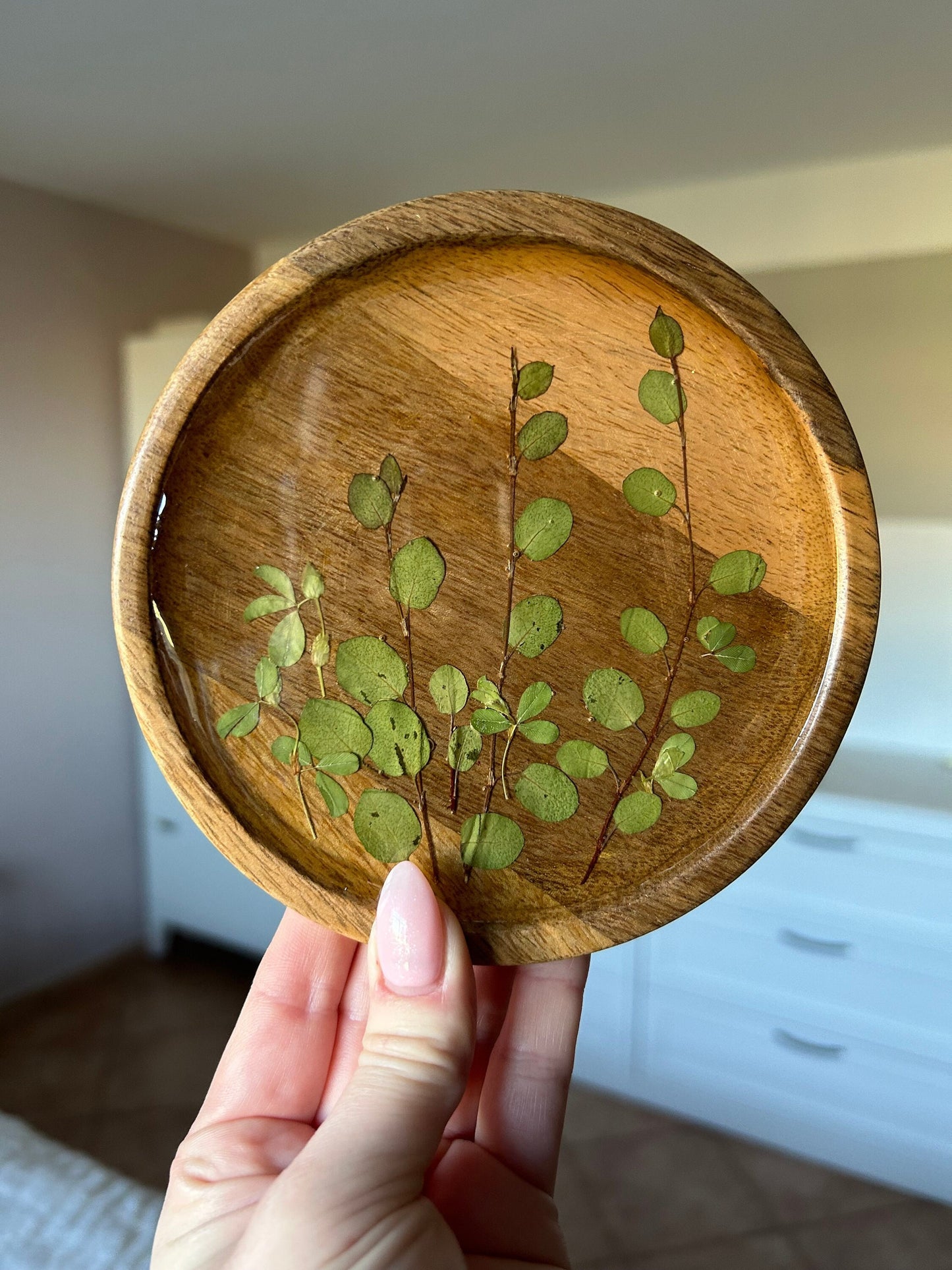 Handmade wood green dried flower display tray platter epoxy resin round dish jewelry ring dish botanical nature trinket holder decor gift