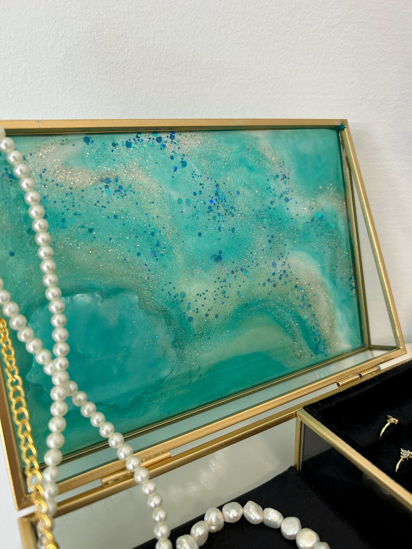 Handmade Glass and Gold Jewelry Box with Resin Geode Crystal Design and Velvet Interior - Ring and Jewelry Organizer with Resin Crystal Lid