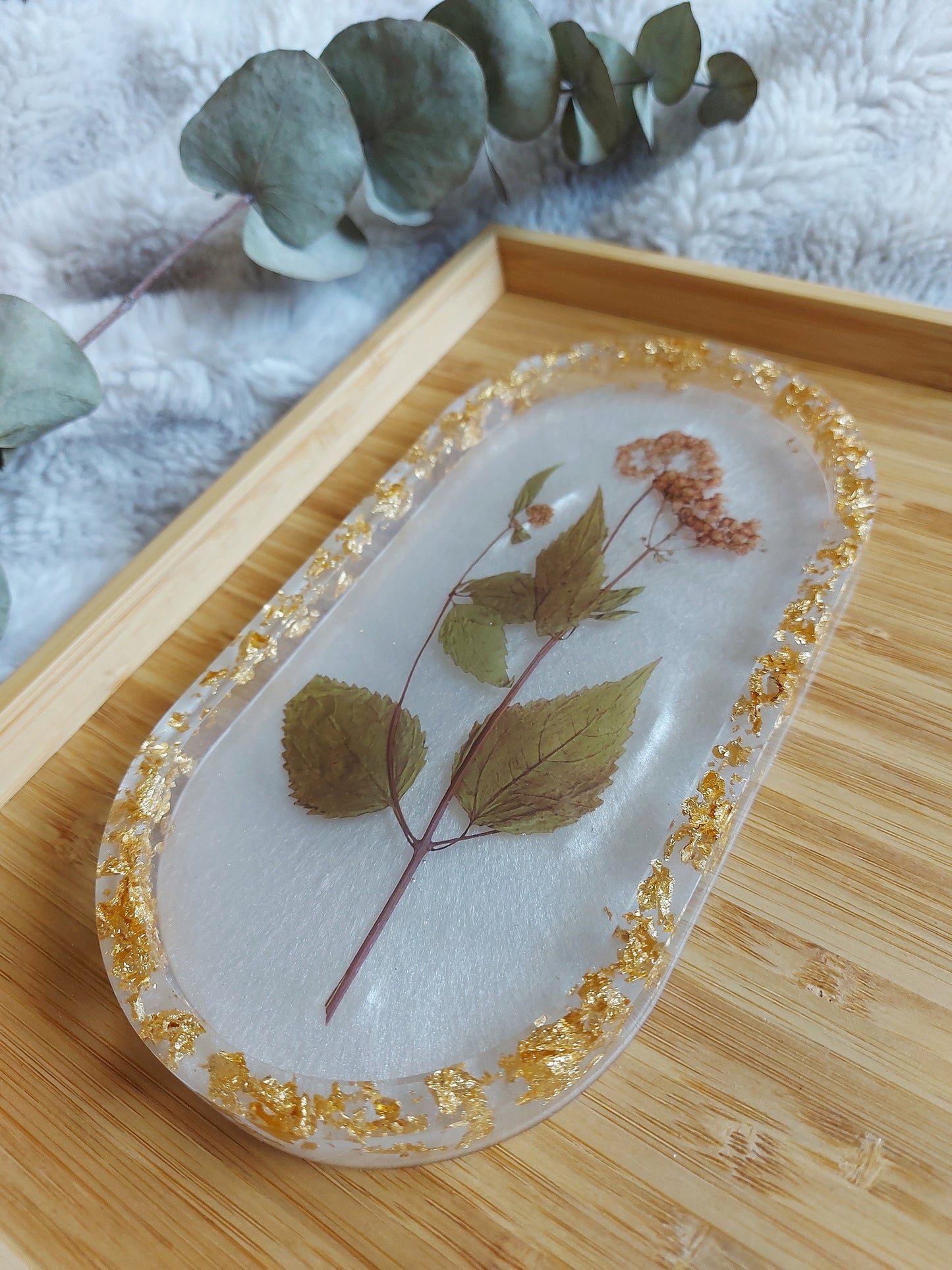 Elegant Handmade Resin Oval Tray with Dried Flowers - Perfect for Displaying and Organizing Your Jewelry Gift Idea for her new house decor