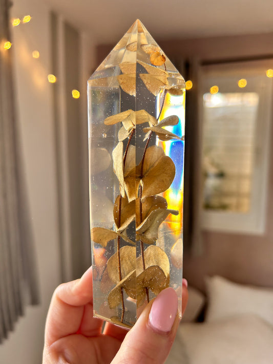 A beautiful handmade epoxy resin crystal made with natural dried eucalyptus. perfectly cast in crystal clear epoxy resin. Great for home decor, gifts, unique presents, vanity bedroom decor and shelf decor.