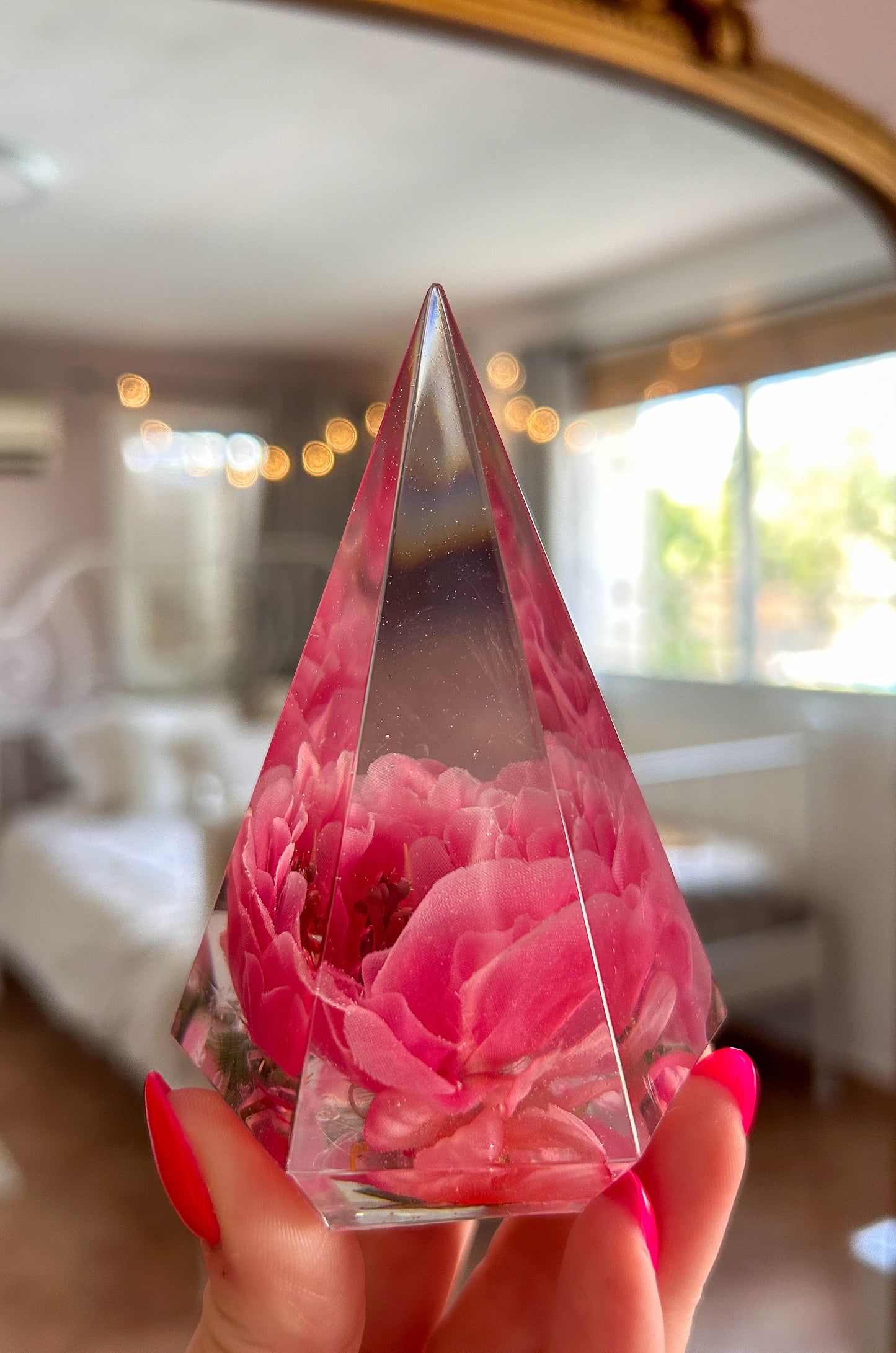 Handmade pink flower resin ring tree with real flowers encased in glossy resin. This jewelry holder is perfect for organizing rings and small accessories. Soft pink tones add a delicate touch, making it an ideal decorative piece or gift.