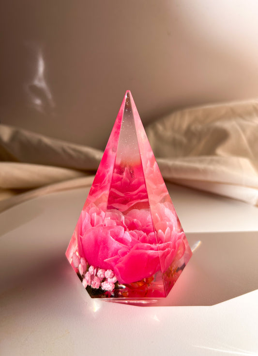 Handmade pink flower resin ring tree with real flowers encased in glossy resin. This jewelry holder is perfect for organizing rings and small accessories. Soft pink tones add a delicate touch, making it an ideal decorative piece or gift.