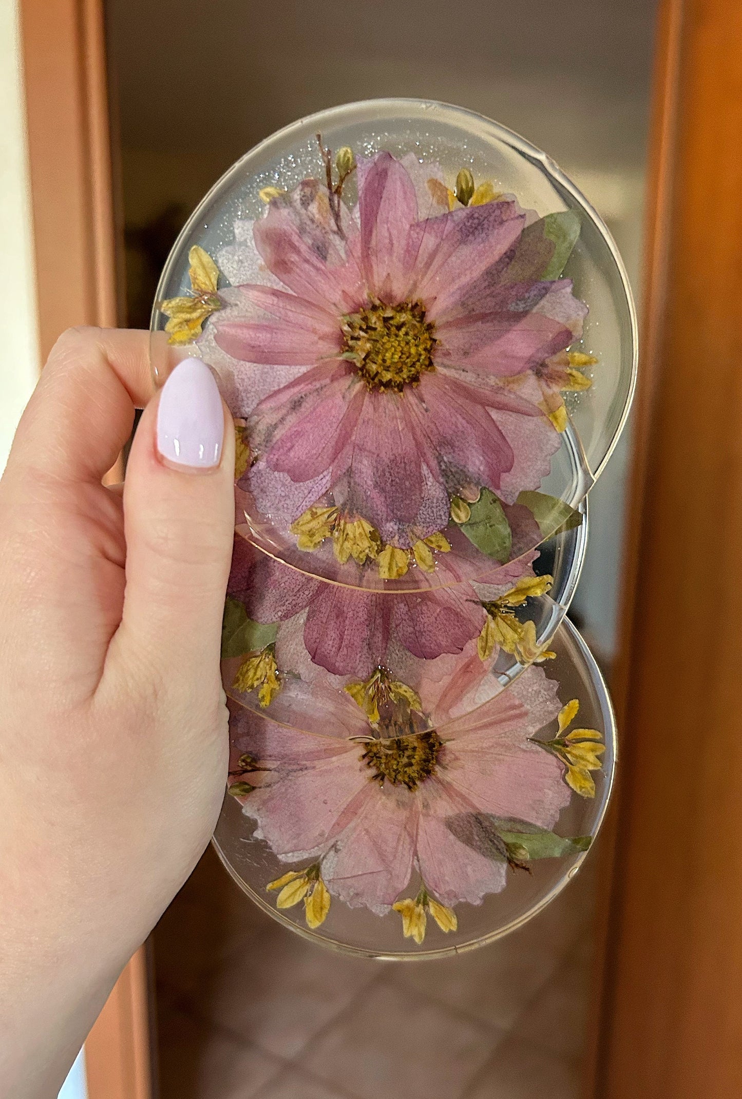 Ensemble de dessous de verre de 2 dessous de verre en résine, idée cadeau pour une nouvelle pendaison de crémaillère, idée cadeau pour maman, fleurs séchées, décoration de la maison