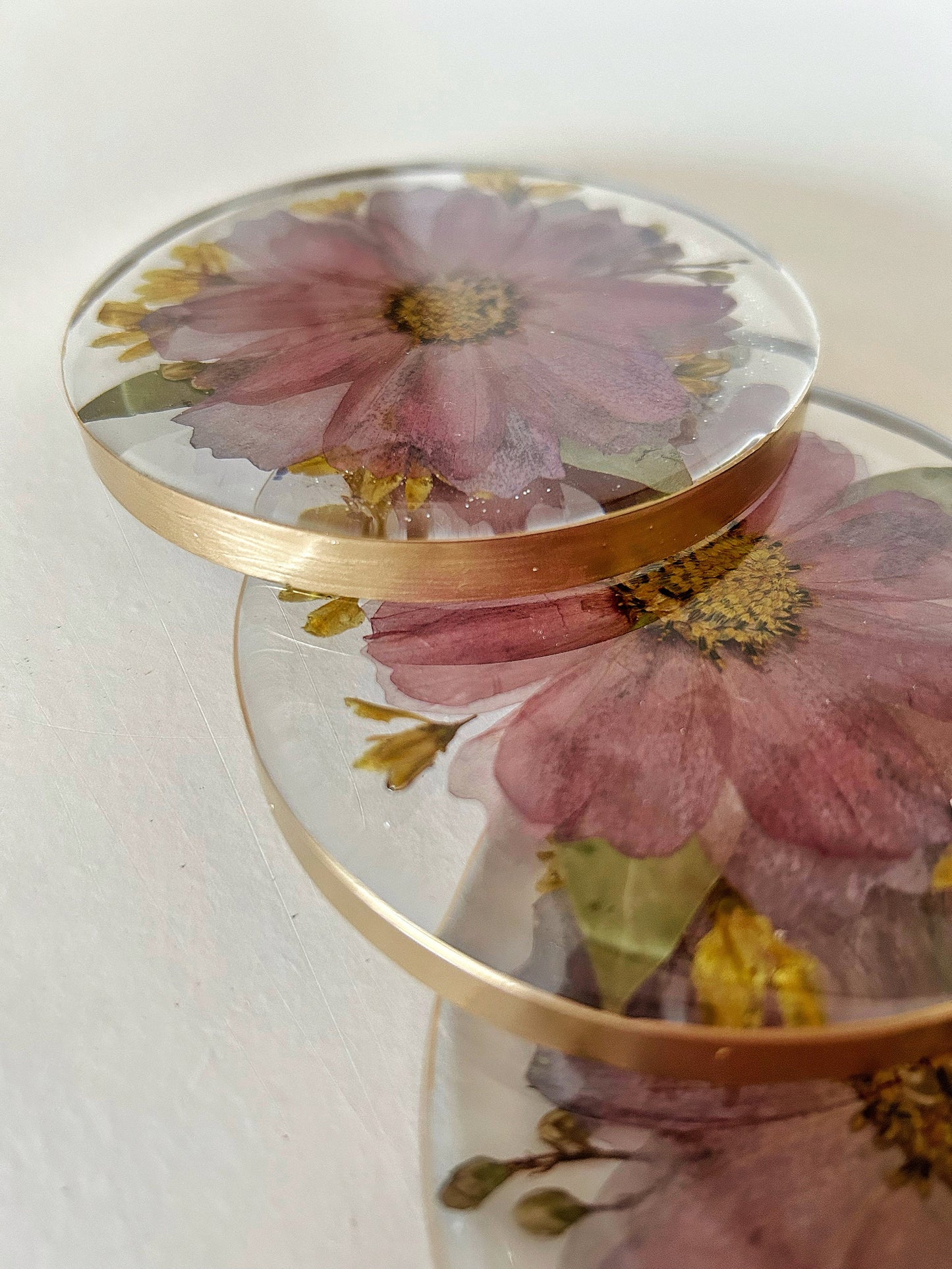 Ensemble de dessous de verre de 2 dessous de verre en résine, idée cadeau pour une nouvelle pendaison de crémaillère, idée cadeau pour maman, fleurs séchées, décoration de la maison