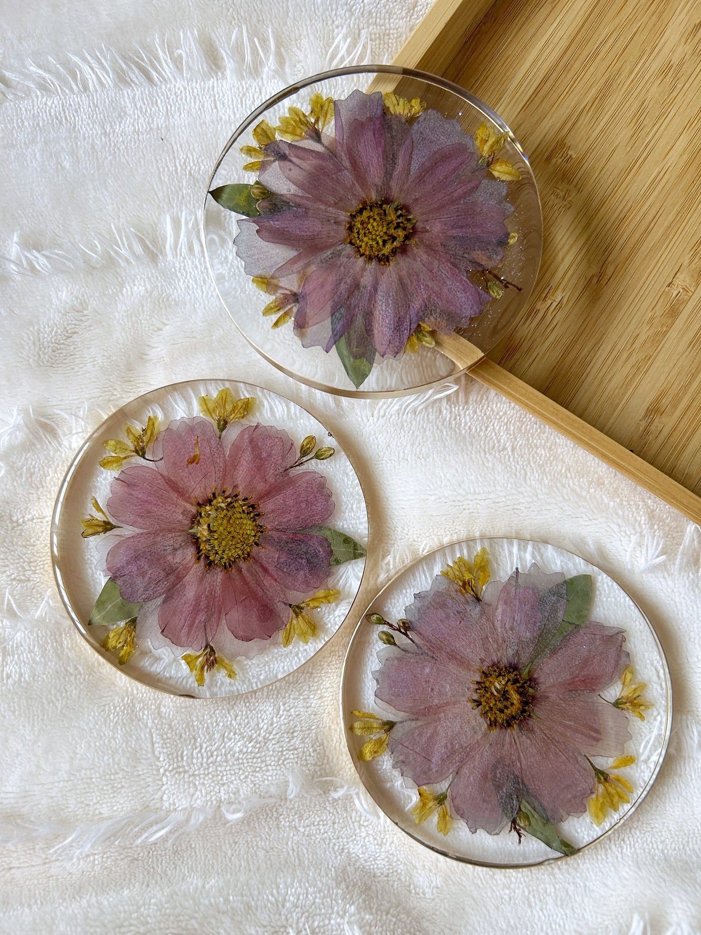 Ensemble de dessous de verre de 2 dessous de verre en résine, idée cadeau pour une nouvelle pendaison de crémaillère, idée cadeau pour maman, fleurs séchées, décoration de la maison