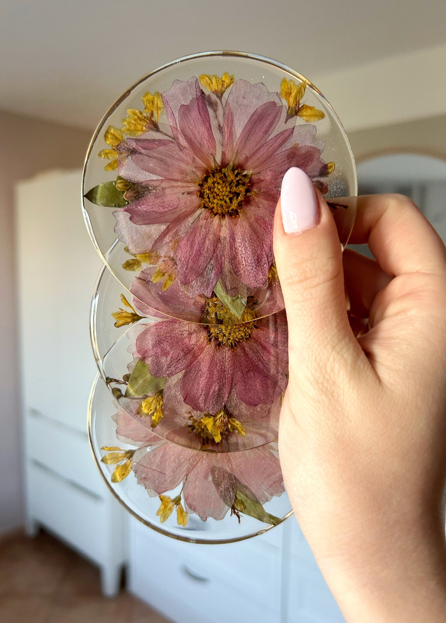 Ensemble de dessous de verre de 2 dessous de verre en résine, idée cadeau pour une nouvelle pendaison de crémaillère, idée cadeau pour maman, fleurs séchées, décoration de la maison