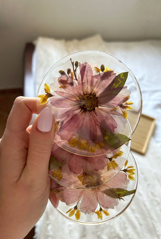 Ensemble de dessous de verre de 2 dessous de verre en résine, idée cadeau pour une nouvelle pendaison de crémaillère, idée cadeau pour maman, fleurs séchées, décoration de la maison