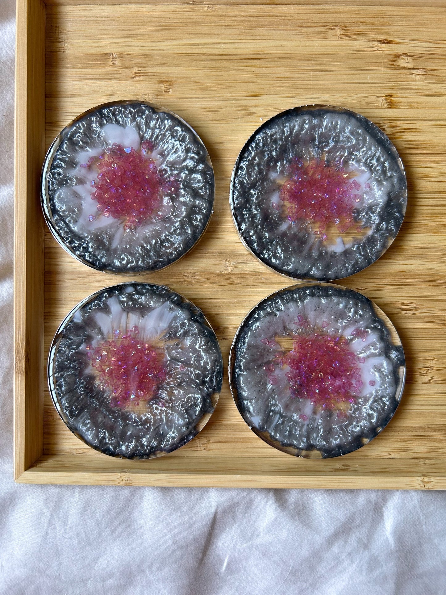 Ensemble de 4 sous-verres ronds avec un design gris élégant, des accents de pierre violette, une bordure argentée - Cadeau de décoration intérieure le plus vendu, cadeau de Noël pour la maison