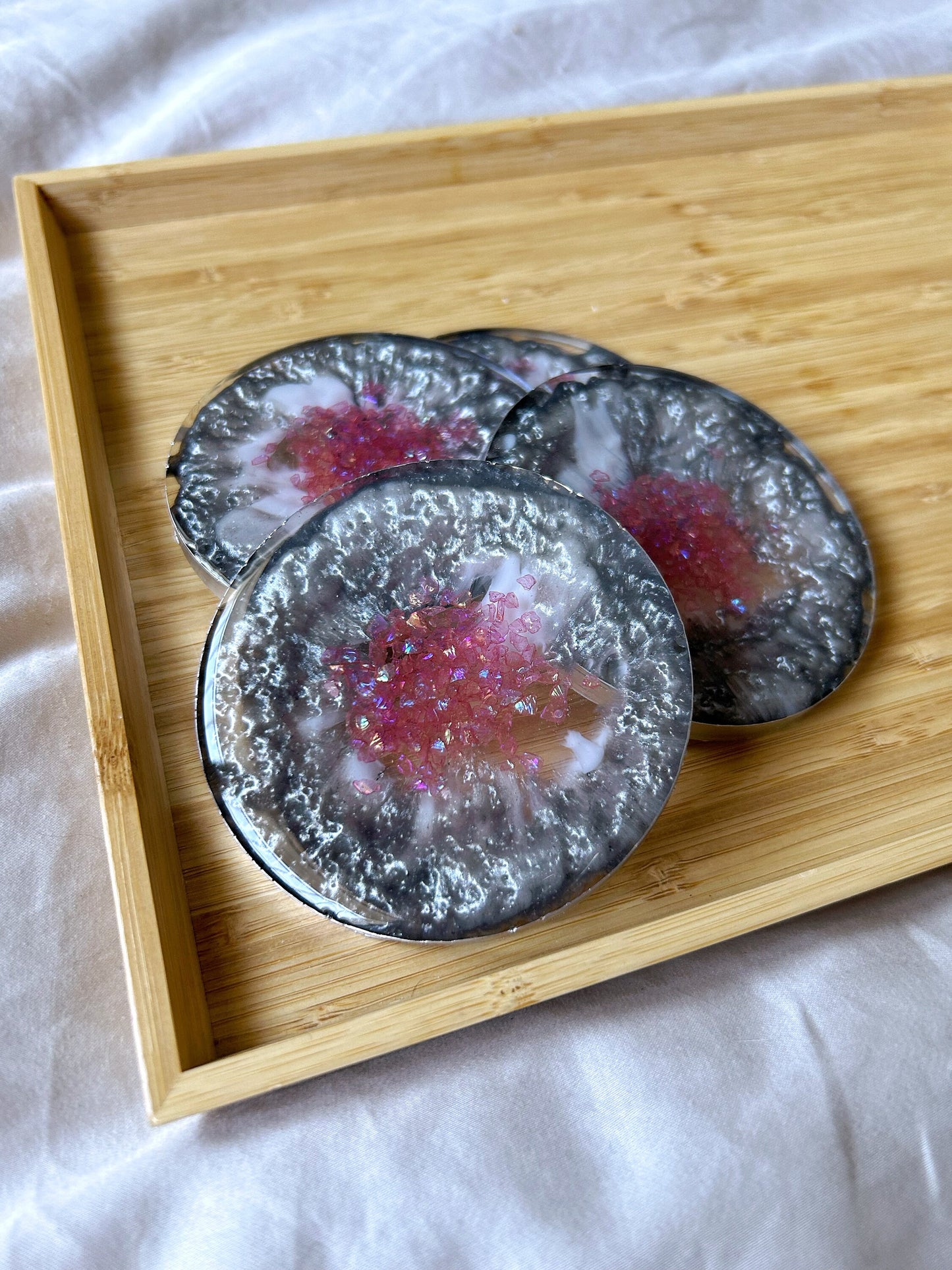 Ensemble de 4 sous-verres ronds avec un design gris élégant, des accents de pierre violette, une bordure argentée - Cadeau de décoration intérieure le plus vendu, cadeau de Noël pour la maison