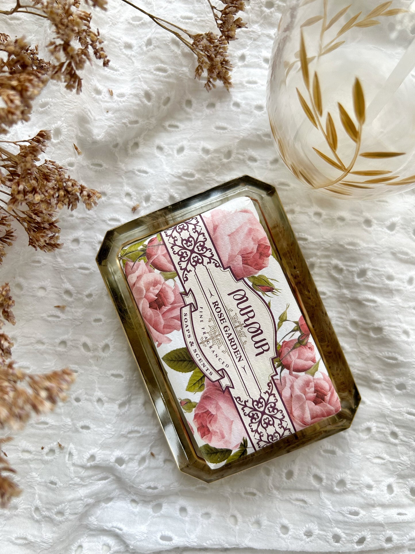 Plat de savon en résine fait à la main avec fleurs séchées et jante dorée - Porte-savon solide élégant, cadeau pour une nouvelle idée de cadeau de pendaison de crémaillère pour elle