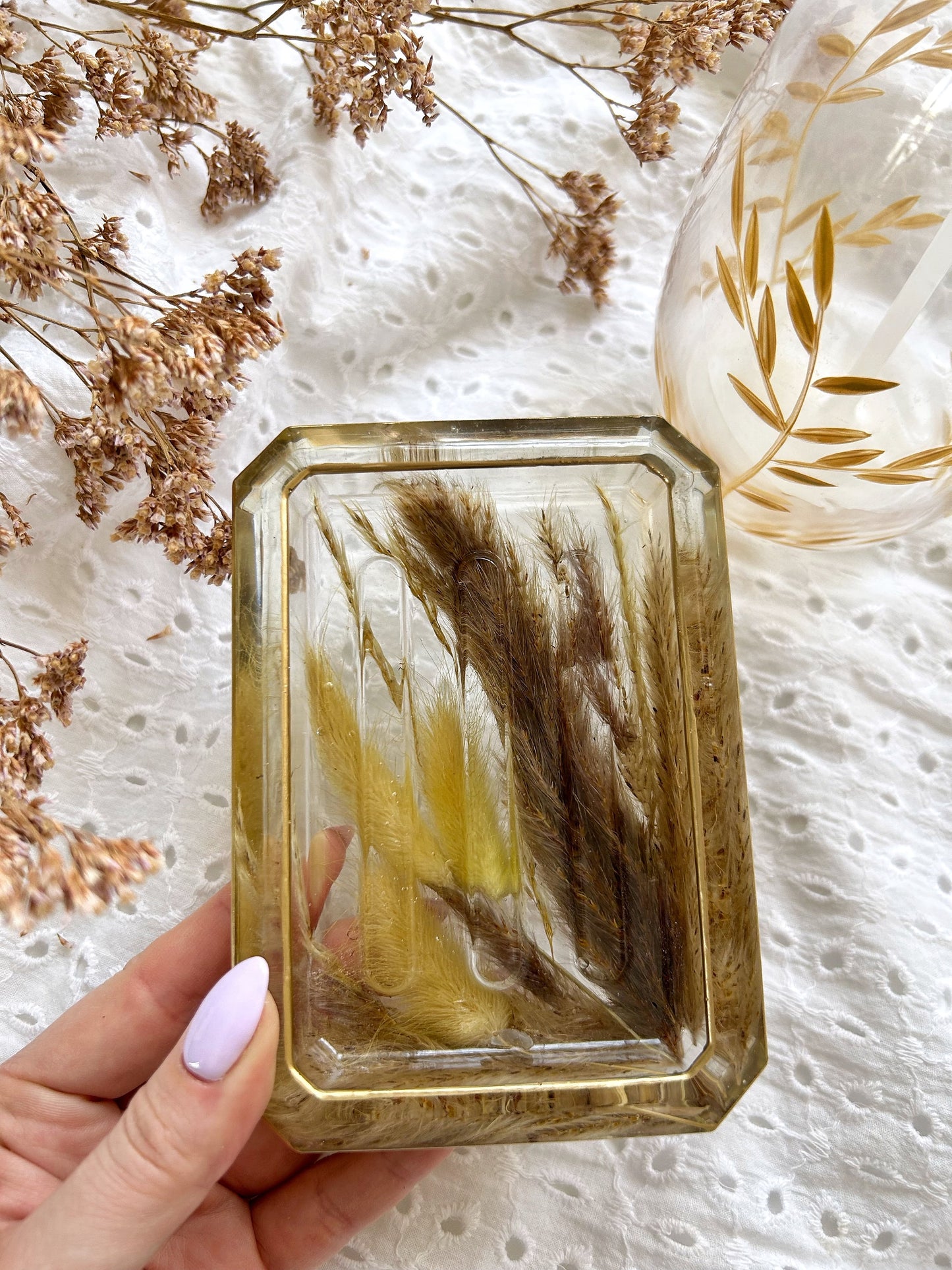 Handmade Resin Soap Dish with Dried Flowers and Golden Rim - Elegant Solid Soap Holder, Gift for New Home Housewarming Gift Idea for Her