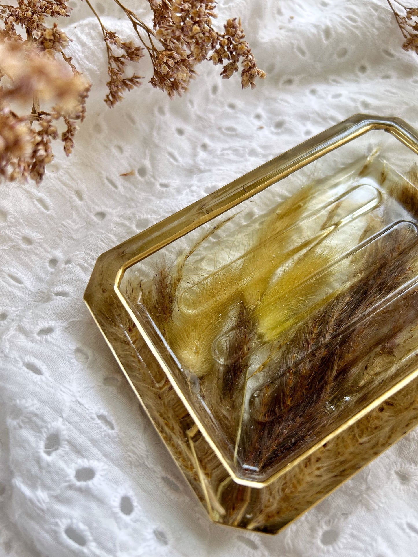 Handmade Resin Soap Dish with Dried Flowers and Golden Rim - Elegant Solid Soap Holder, Gift for New Home Housewarming Gift Idea for Her