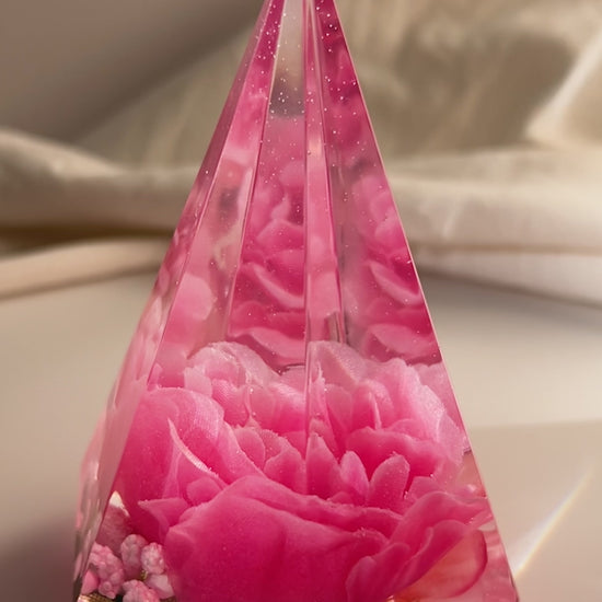 Handmade pink flower resin ring tree with real flowers encased in glossy resin. This jewelry holder is perfect for organizing rings and small accessories. Soft pink tones add a delicate touch, making it an ideal decorative piece or gift.